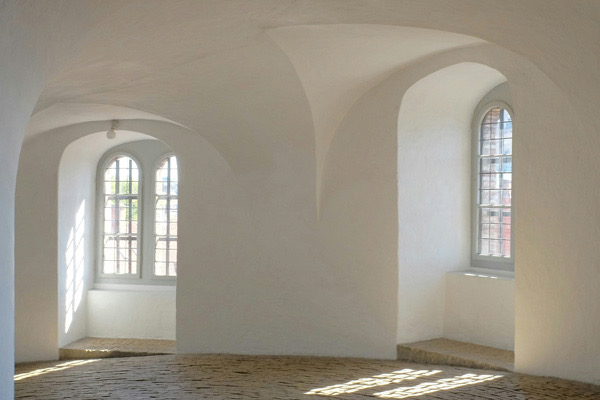 Frisch sanierter Wohnraum mit gespachtelten Wänden